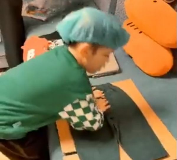 Ρούχα: «Τέτοια τάξη,τέτοια αλφαδιά» – Αγοράκι διπλώνει τις μπλούζες του με μοναδικό τρικ και γίνεται viral