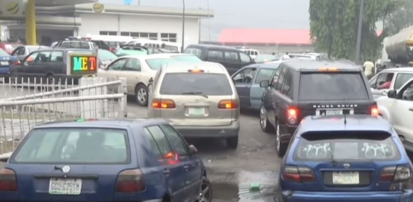 Νιγηρία: Τεράστιες ουρές έξω από τα βενζινάδικα μετά την ανακοίνωση για κατάργηση επιδοτήσεων
