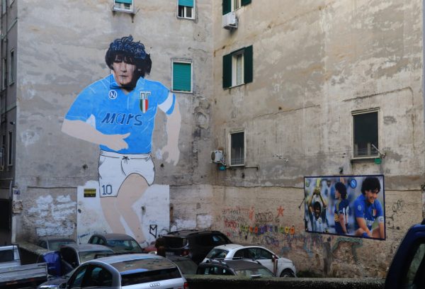 Ταξίδι στη Νάπολη – Ποιος είναι ο άνθρωπος που ζει στο κεφάλι του Μαραντόνα