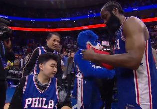 Τζέιμς Χάρντεν: Σπουδαία κίνηση – Υποδέχθηκε στο γήπεδο επιζώντα πυροβολισμών σε πανεπιστήμιο