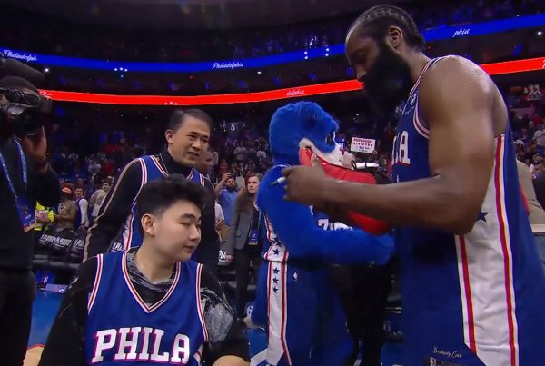 Τζέιμς Χάρντεν: Σπουδαία κίνηση – Υποδέχθηκε στο γήπεδο επιζώντα πυροβολισμών σε πανεπιστήμιο