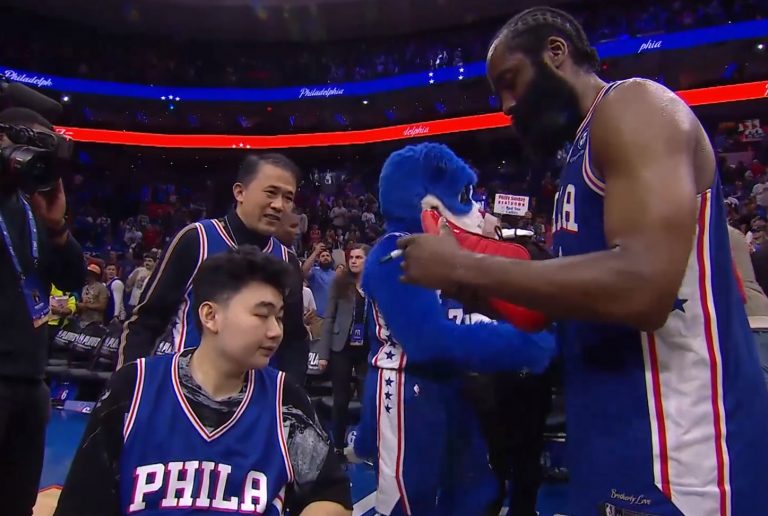 Τζέιμς Χάρντεν: Σπουδαία κίνηση – Υποδέχθηκε στο γήπεδο επιζώντα πυροβολισμών σε πανεπιστήμιο