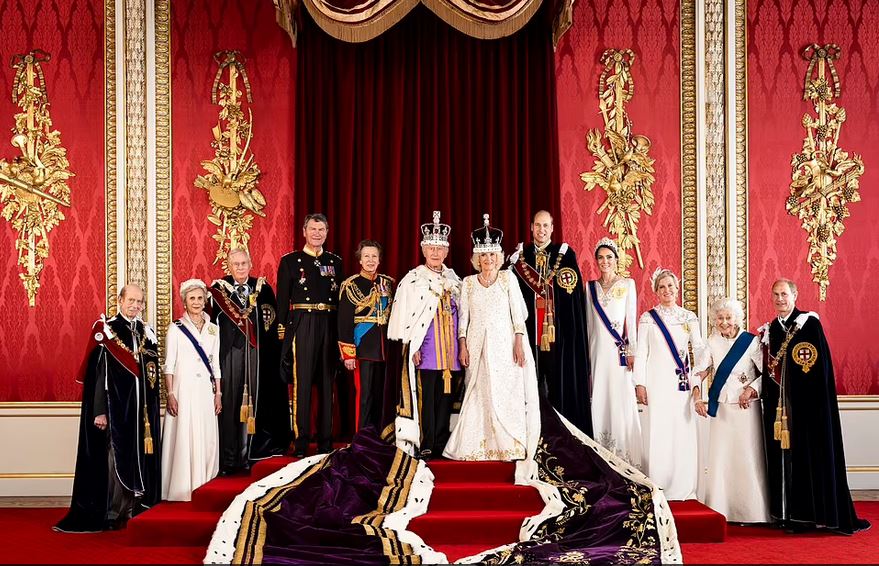 Βασιλιάς Κάρολος: Τι δείχνει το πρώτο επίσημο πορτρέτο της νέας βασιλικής οικογένειας