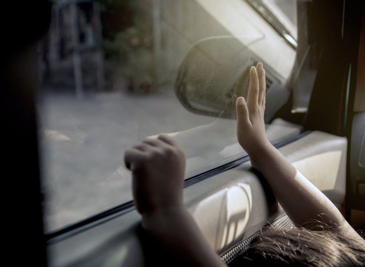 Ολέθριο ολίσθημα προσοχής: Ένας γονιός ξεχνά το παιδί στο αμάξι – Τρομερό λάθος ή πραγματικό έγκλημα; 