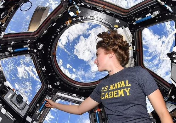 «Για τουαλέτα είχαμε μια σακούλα» – Η δύσκολη καθημερινότητα μιας αστροναύτισσας