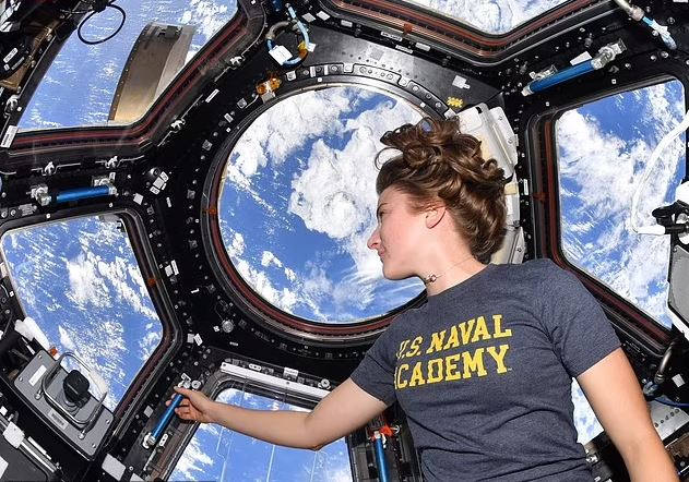 «Για τουαλέτα είχαμε μια σακούλα» – Η δύσκολη καθημερινότητα μιας αστροναύτισσας