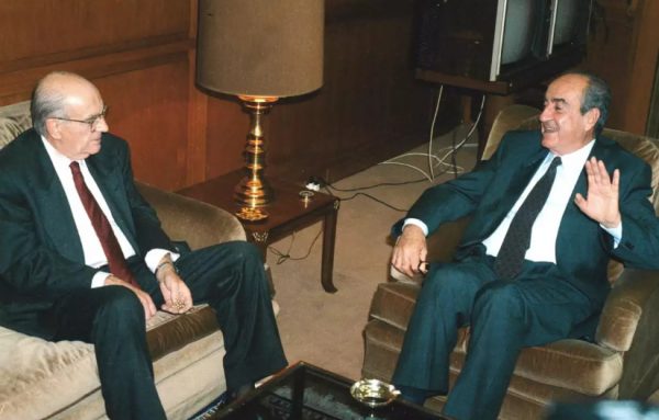 Το πρώτο debate στην Ελλάδα: Το κάζο του Ανδρέα στον Μητσοτάκη που έκανε ακόμη και τη Μαρίκα να γελάσει [βίντεο]