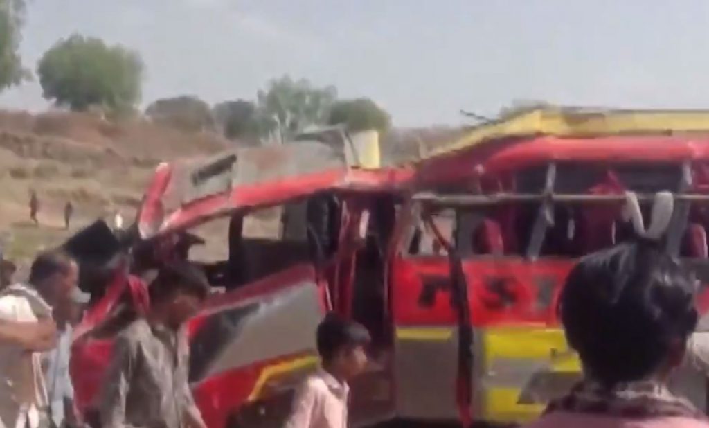 Τραγωδία στην Ινδία: Λεωφορείο έπεσε από γέφυρα – Τουλάχιστον 24 νεκροί