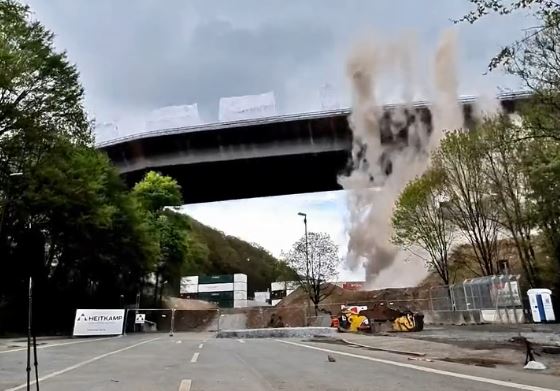 Kατεδάφιση γέφυρας στη Γερμανία: Δείτε το εντυπωσιακό βίντεο