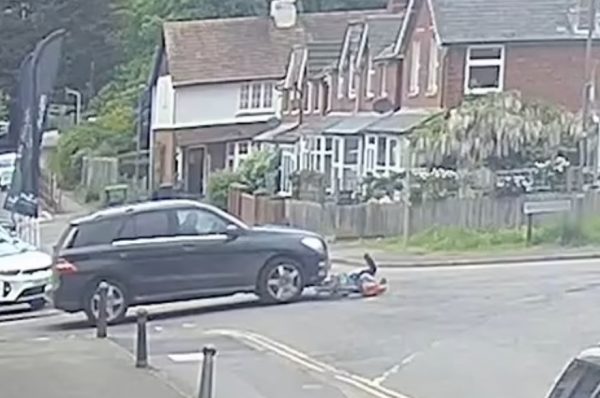 Σοκ στην Αγγλία: Βίντεο με οδηγό που παρασέρνει 70χρονη και συνεχίζει να περνά από πάνω της συνθλίβοντάς την…