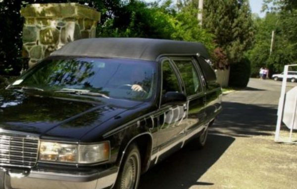 Απίστευτο περιστατικό στην Κύπρο: Διέρρηξαν γραφείο κηδειών και έφυγαν με χρήματα και μια νεκροφόρα