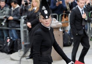 Daphne Guinness: Η απόπειρα δολοφονίας, ο γάμος με τον Σπύρο Νιάρχο και η συνεργασία με τον David Bowie