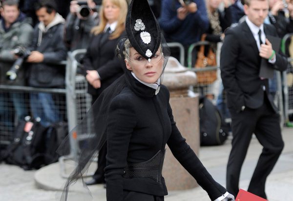 Daphne Guinness: Η απόπειρα δολοφονίας, ο γάμος με τον Σπύρο Νιάρχο και η συνεργασία με τον David Bowie