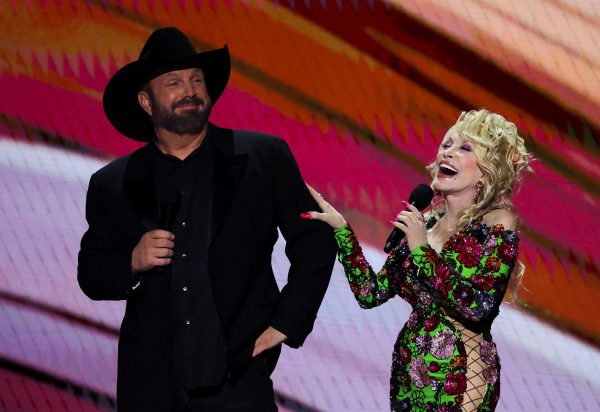 Η Dolly Parton και το… ερωτικό τρίγωνο με τον Garth Brooks