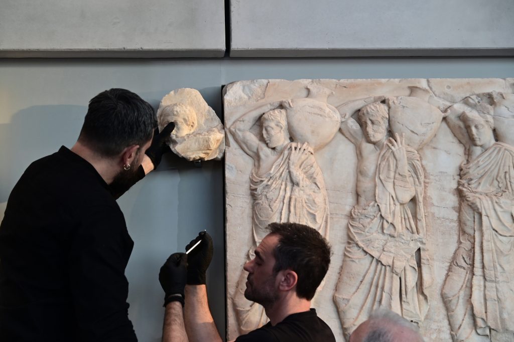 Γλυπτά Παρθενώνα: Η Αυστρία επιστρέφει δύο μεγάλα θραύσματα στην Ελλάδα