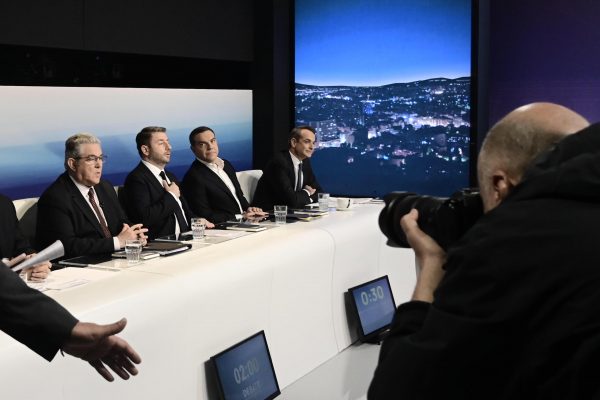 Debate πολιτικών αρχηγών: Γέλια, νεύρα και φαρμακερές ατάκες – Όλα όσα δεν έδειξαν οι κάμερες