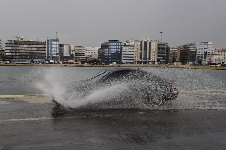 Καιρός: Σε ποτάμια μετατράπηκαν οι δρόμοι σε Αθήνα και Θεσσαλονίκη – Πού θα ξεσπάσουν καταιγίδες τις επόμενες ώρες