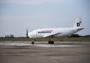 Ρομποτικό φοργηγό αεροπλάνο ετοιμάζεται για απογείωση