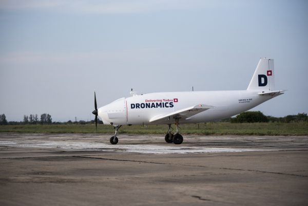 Ρομποτικό φοργηγό αεροπλάνο ετοιμάζεται για απογείωση