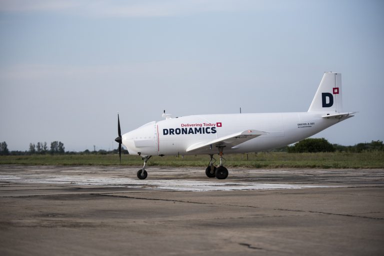 Ρομποτικό φοργηγό αεροπλάνο ετοιμάζεται για απογείωση