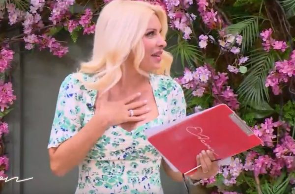 Σταυροκοπιόταν η Ελένη Μενεγάκη – «Δεν πάμε καλά…»