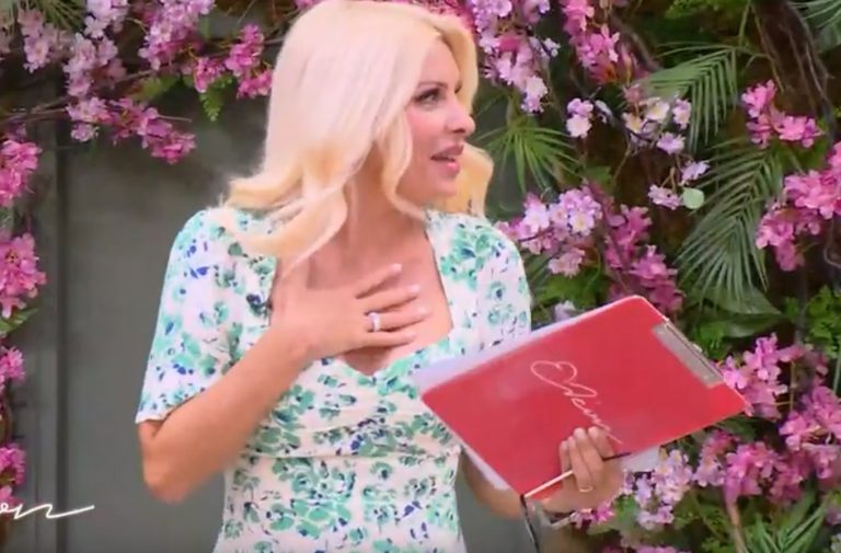 Σταυροκοπιόταν η Ελένη Μενεγάκη – «Δεν πάμε καλά…»