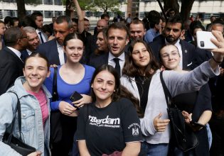 Απίθανο σχόλιο μαθήτριας στον Μακρόν – Η selfie και το κλείσιμο ματιού