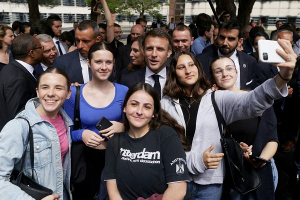Απίθανο σχόλιο μαθήτριας στον Μακρόν – Η selfie και το κλείσιμο ματιού