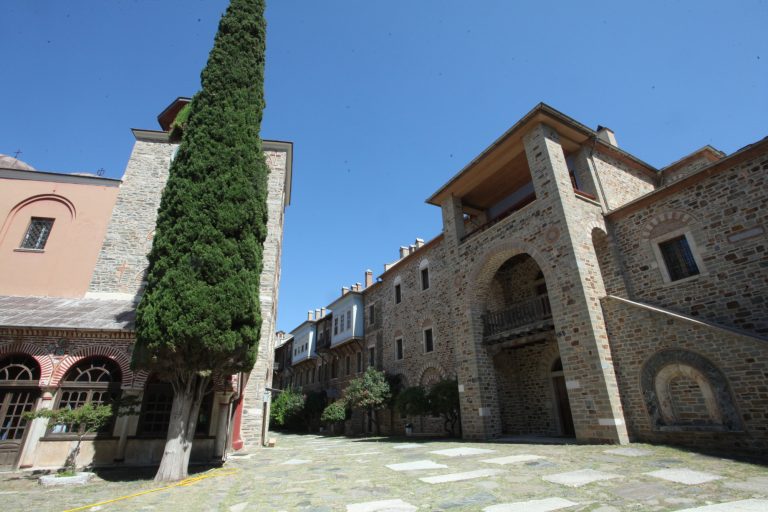 Κόμμα «Νίκη»: Οι σχέσεις του με το Άγιο Όρος – Υποψήφιος ο αδερφός του ηγούμενου της Μονής Φιλοθέου