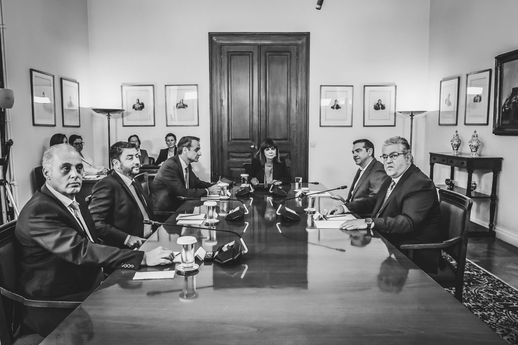 Live οι πολιτικές εξελίξεις: Ολοκληρώθηκε η σύσκεψη των πολιτικών αρχηγών υπό την ΠτΔ – Πρωθυπουργός ο Ι. Σαρμάς