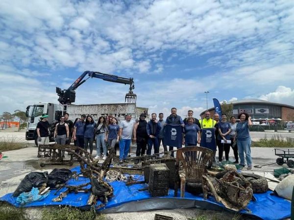 Λάστιχα, μεγάλα σίδερα και κάθε λογής αντικείμενο απομακρύνθηκαν από το βυθό