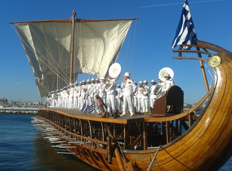 Μια τριήρης δένει στον Πειραιά