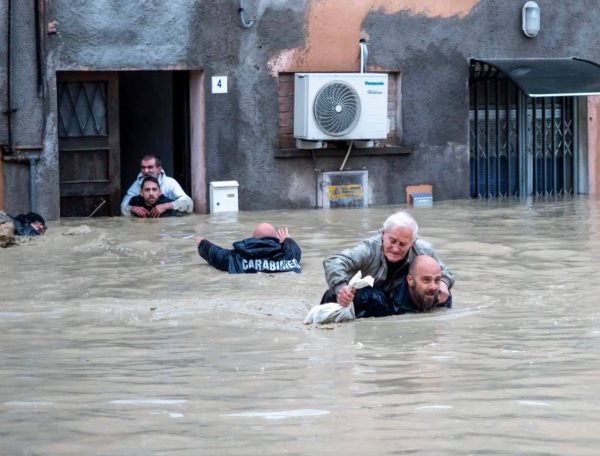 Οκτώ νεκροί από τις πλημμύρες στην Ιταλία – Σε κατάσταση έκτακτης ανάγκη η περιφέρεια Εμίλια-Ρομάνια