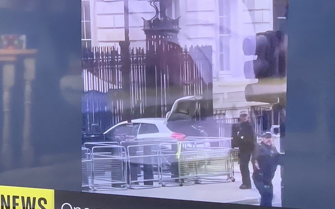 Συναγερμός στο Λονδίνο: Αυτοκίνητο έπεσε στην πύλη της Ντάουνινγκ Στριτ