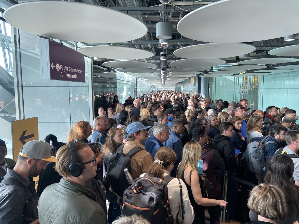 Βρετανία: Μεγάλες καθυστερήσεις στα αεροδρόμια