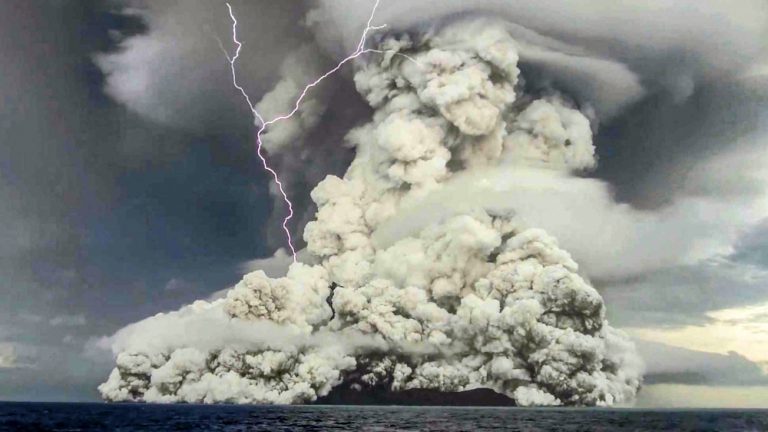 Τόνγκα: Η τερατώδης ηφαιστειακή έκρηξη επηρέασε ακόμα και δορυφόρους