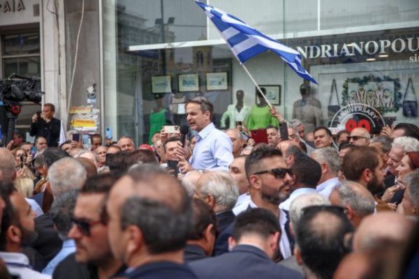 «Είμαστε η μόνη σοβαρή πρόταση διακυβέρνησης» – Περιοδεία Μητσοτάκη στον Πειραιά