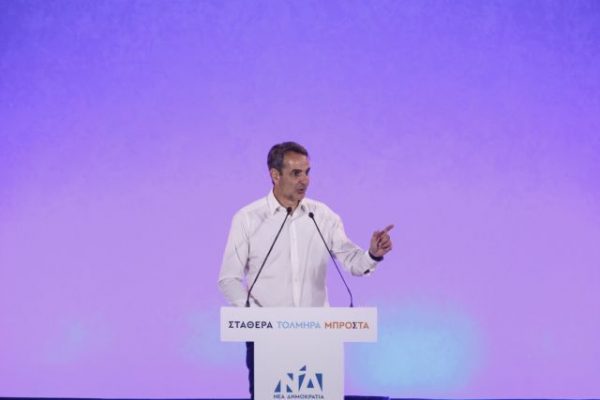 «Φώτο φίνις» στο Θησείο για τον Μητσοτάκη – Τα μηνύματά του στη λήξη της γαλάζιας εκστρατείας