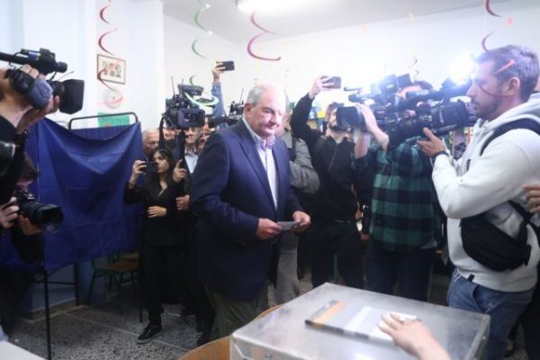 Εκλογές 2023: Ψήφισε στη Θεσσαλονίκη ο Κώστας Καραμανλής