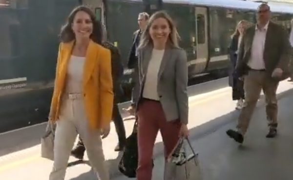 Η Κέιτ Μίντλετον και το thumb up σε μαθητές