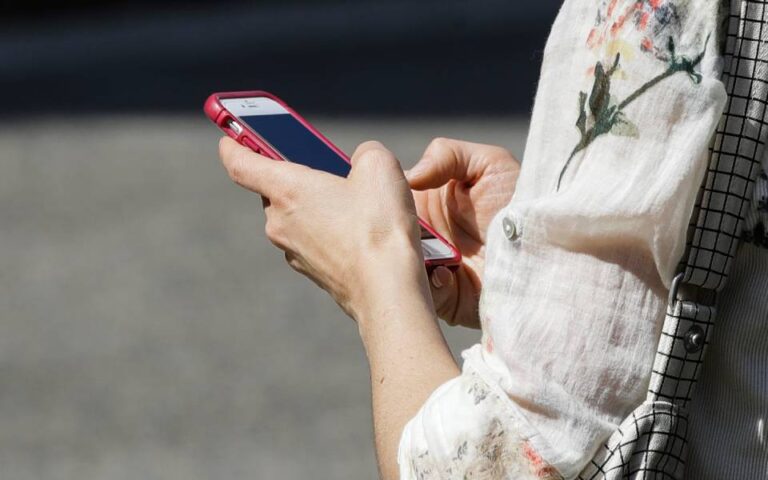 Έρευνα: Με υπέρταση κινδυνεύουν όσοι μιλούν στο κινητό για πάνω από 30 λεπτά την εβδομάδα