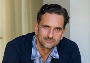 Νίκος Ψαρράς: «Η ιδέα ότι δεν θα ξαναπώ την λέξη «μπαμπά» με πληγώνει»