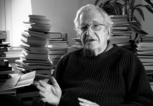 Νόαμ Τσόμσκι: «Είναι ο… ταξικός πόλεμος, ηλίθιε», η αιτία της ανόδου της ακροδεξιάς στον κόσμο