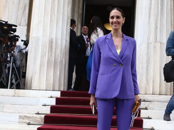 Νόνη Δούνια: «Οι πολίτες να συγκρίνουν δύο κυβερνήσεις»