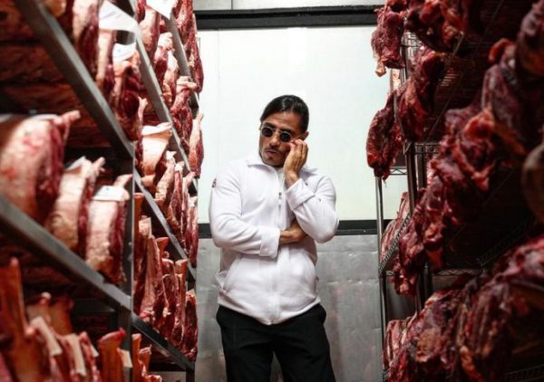 «Βροχή» οι αγωγές στον Salt Bae – Τους έκλεβε μέχρι και τα φιλοδωρήματα