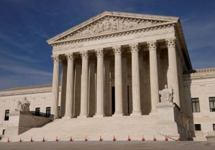 ΗΠΑ: Οσμή σκανδάλου στο Ανώτατο Δικαστήριο με εμπλοκή δισεκατομμυριούχου επιχειρηματία