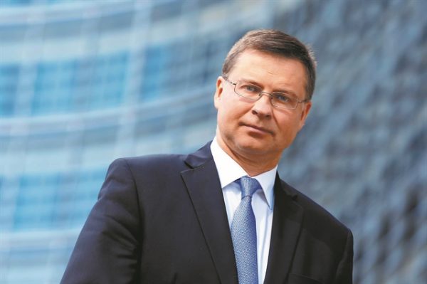 Βάλντις Ντομπρόβσκις: «Πιο ρεαλιστική μείωση του δημόσιου χρέους»