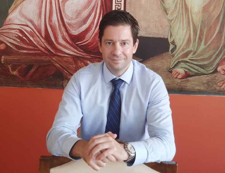 «Σάρωσε» στις πρυτανικές εκλογές του ΕΚΠΑ ο Γεράσιμος Σιάσος