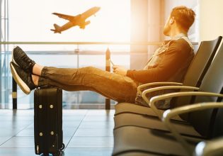 Πτήσεις: Περάστε να σας ζυγίσουμε πριν την επιβίβασή σας – Ποια αεροπορική εταιρεία αλλάζει τους κανονισμούς