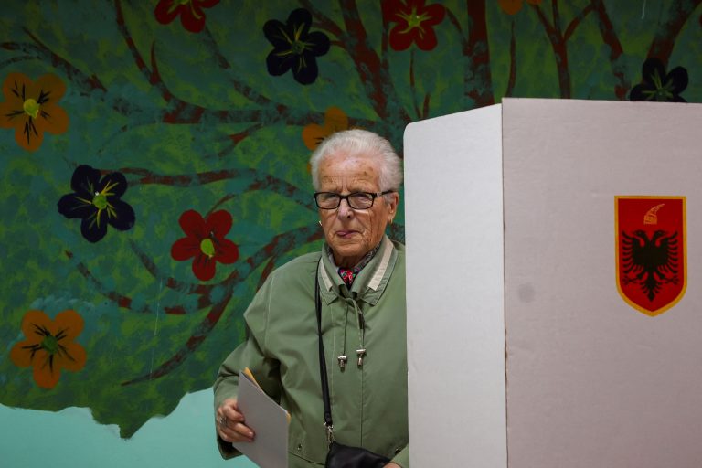 Αλβανία: Πιέσεις και απειλές στην ελληνική μειονότητα πάνω από την κάλπη